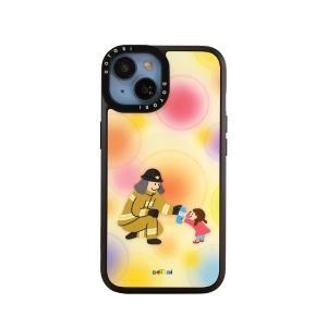 아이가 목마른 소방관 아저씨에게 물을 건넵니다.